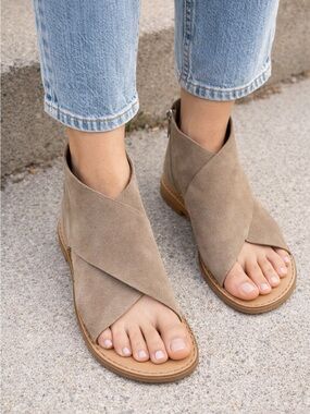 Born Iwa Suede Leather Sandals – Taupe Crisscross Open Toe Comfort Style Size 9